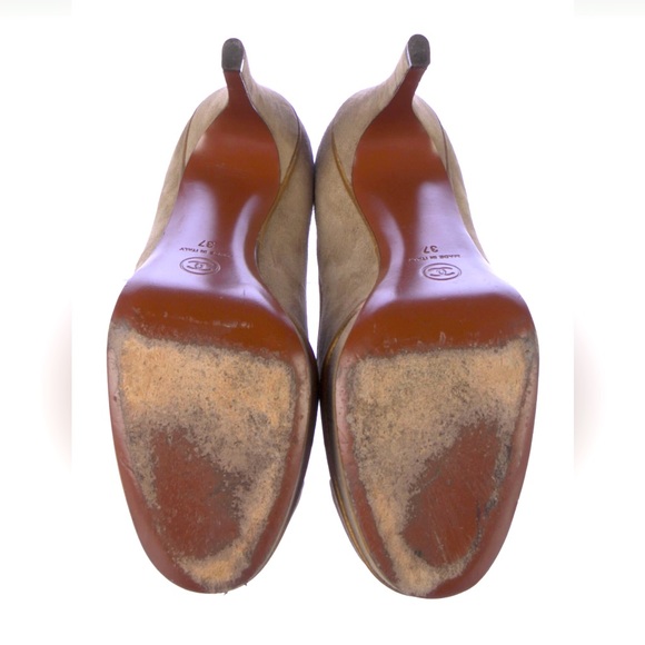 CHANEL gold metallic suede CC interlocking logo heels - Picture 5 of 5